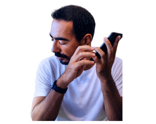 Pessoa de olhos fechados utilizando um smartphone.